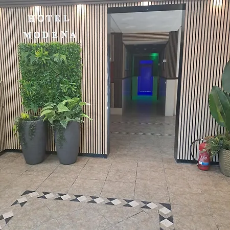 Modena Hotel ホテル 3*